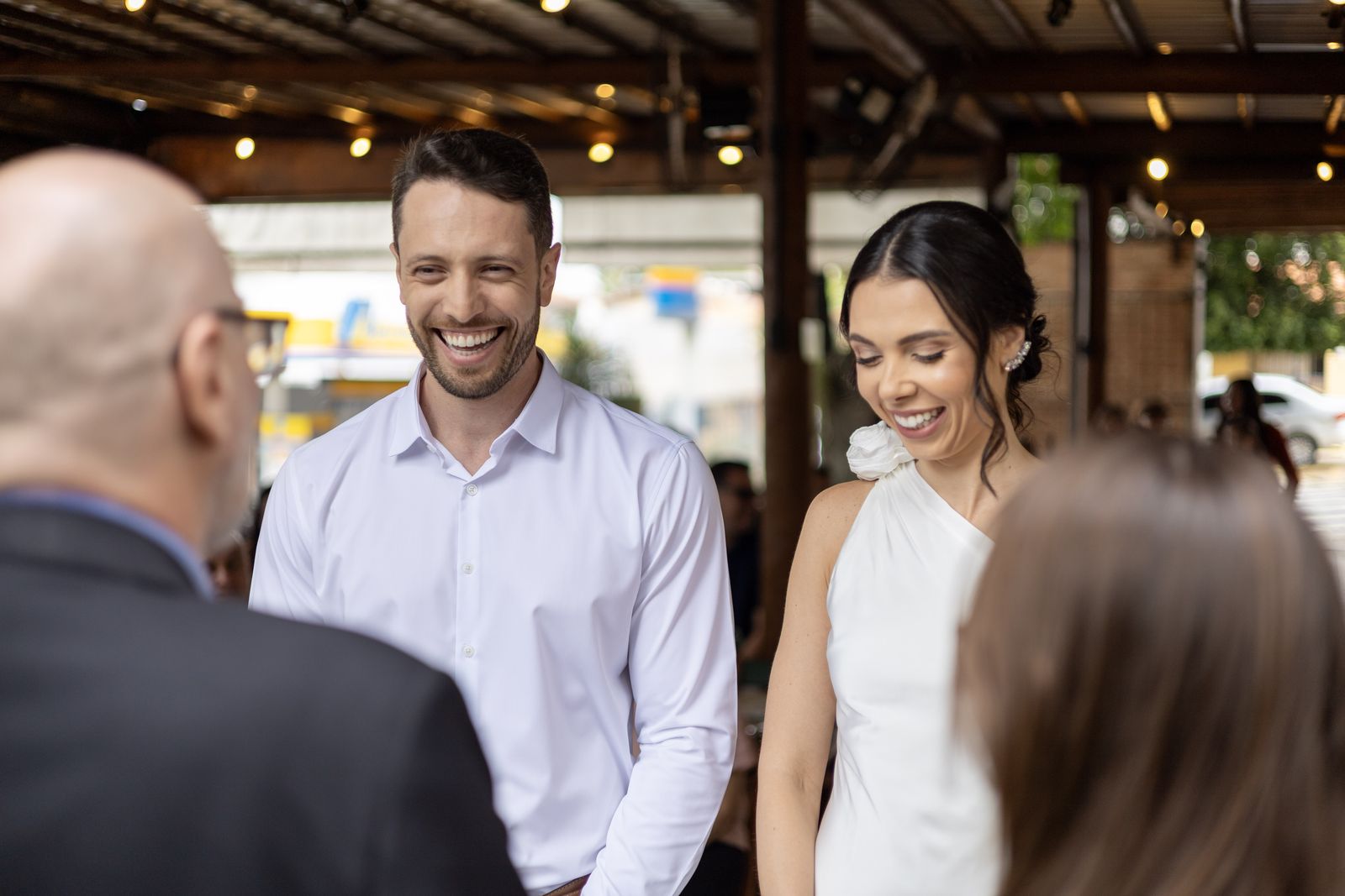 Convidados emocionados durante o casamento
