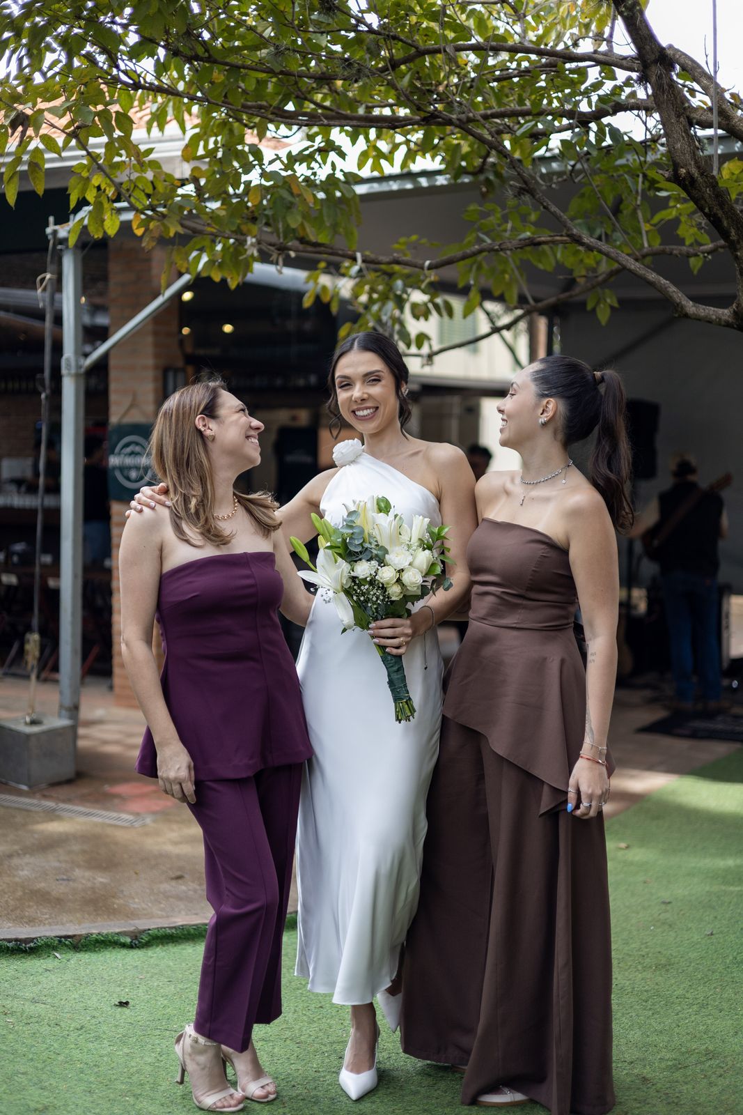 Noiva com as madrinhas no casamento
